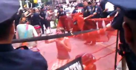 Gazage et mise en filets de jeunes manifestantes OccupyWallStreet par la police NYPD